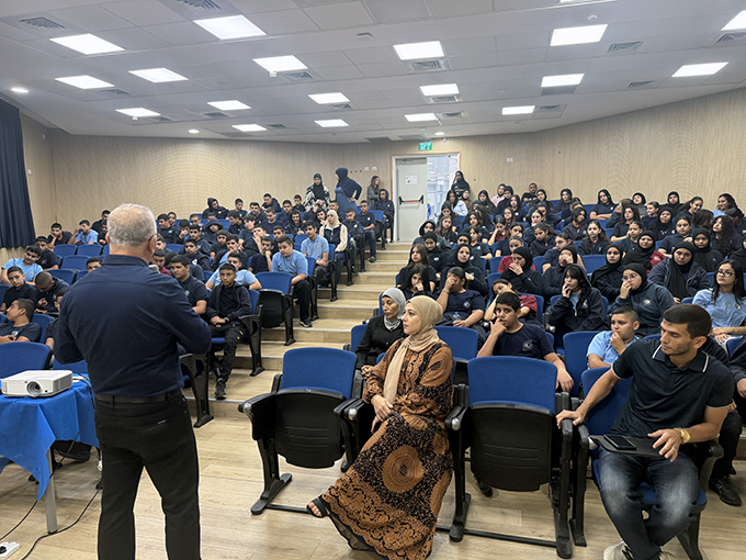 محاضرة توعويّة في مدرسة دار التربية والعلوم الشاملة عتيد جلجولية حول نبذ العنف وضبط النفس